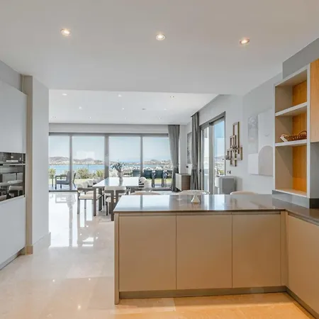 Stunning 5-bedroom With Panoramic View Of Marina *