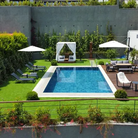 Stunning 5-bedroom With Panoramic View Of Marina Villa