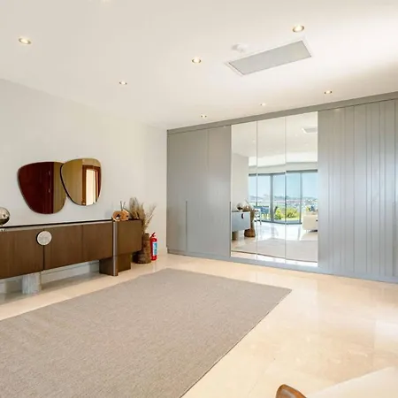 Stunning 5-bedroom With Panoramic View Of Marina 얄리카베크