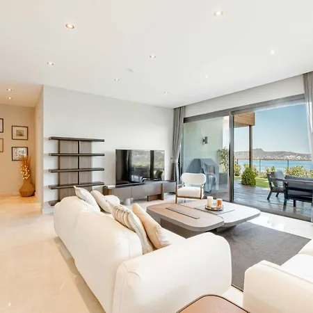 Stunning 5-bedroom With Panoramic View Of Marina *