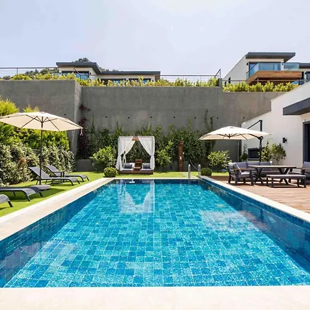 Stunning 5-bedroom With Panoramic View Of Marina Вилла Яликовак