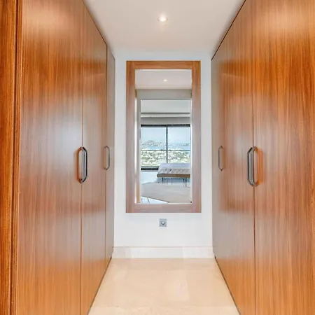 빌라 Stunning 5-bedroom With Panoramic View Of Marina 얄리카베크